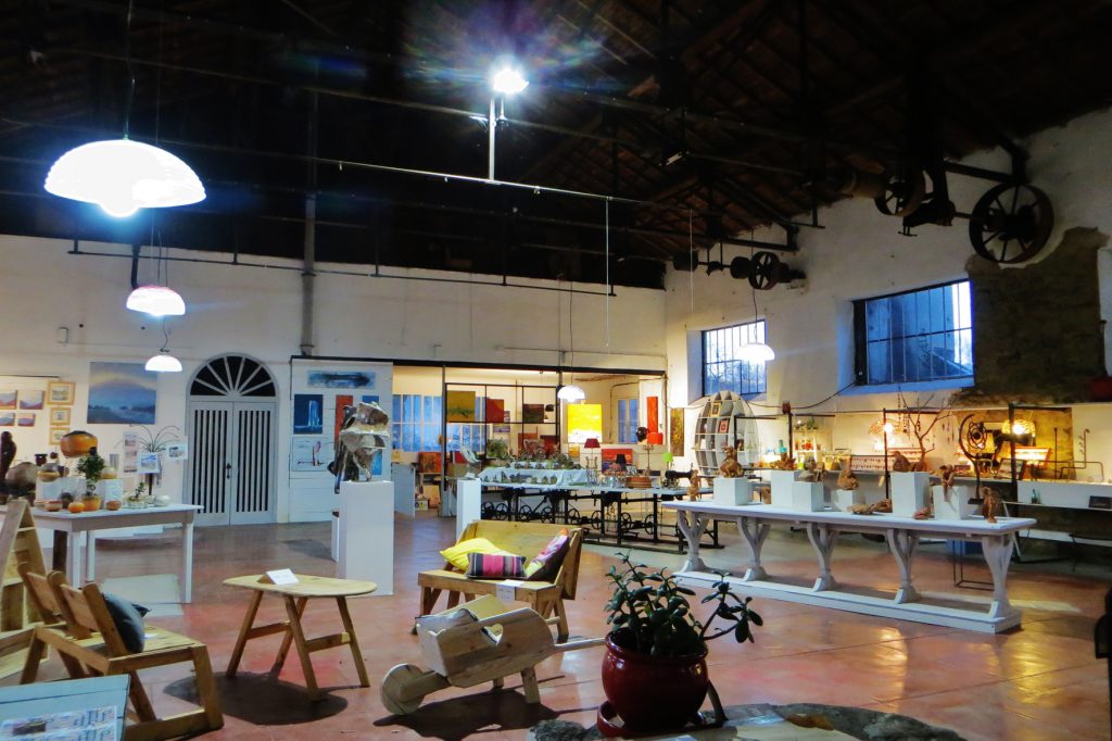 Salle d'exposition et de vente · Moulin des arts et de l'artisanat