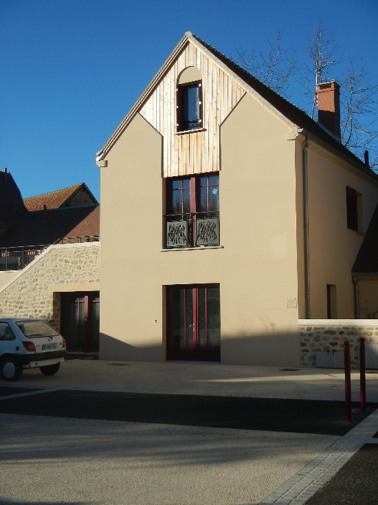 Local en centre-ville entre le donjon et l'église du XIIe s (vue extérieure)