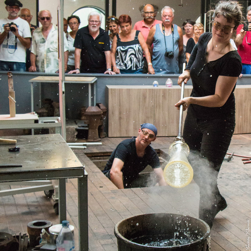 Démonstration groupe adulte © Fabienne Schneider, souffleuse de verre © Laetitia Lhermitte 2017