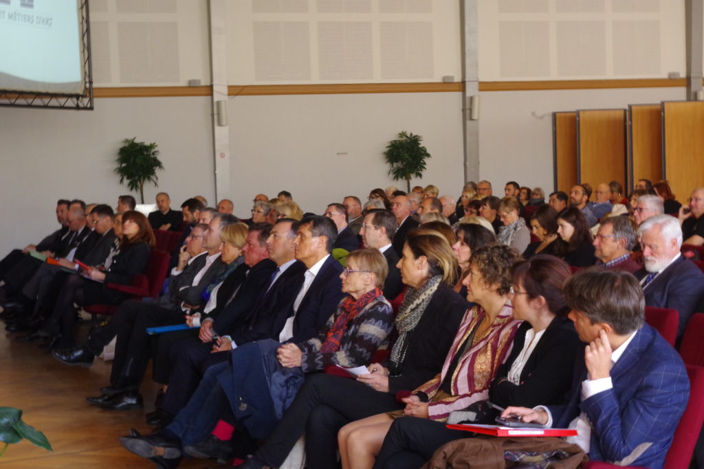 L'auditoire composé de maires, d'élus, de managers de centre-ville, de professionnels des métiers d'art, de représentants de chambres consulaires…