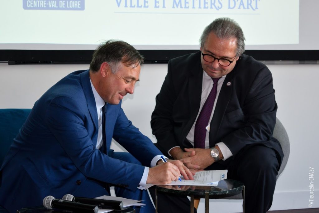 Philippe Huppé et Gérard Bobier signent la Convention CRMA-VMA