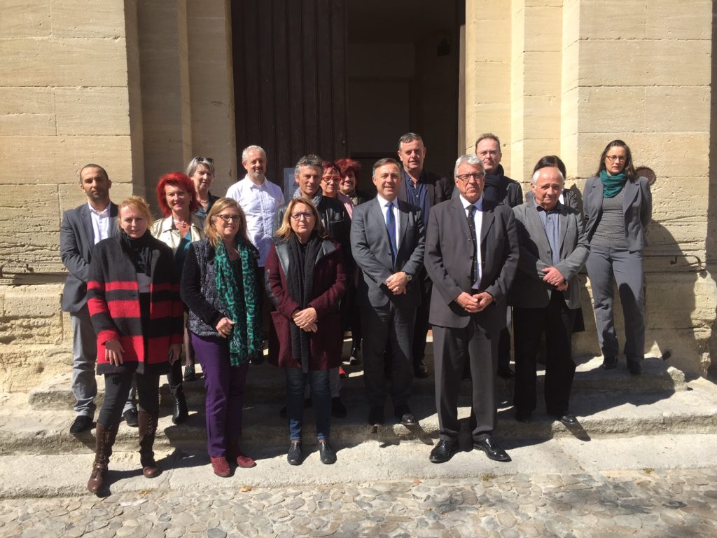 Le Président Philippe Huppé entouré des élus et techniciens des collectivités membres de " Ville et Métiers d'Art "