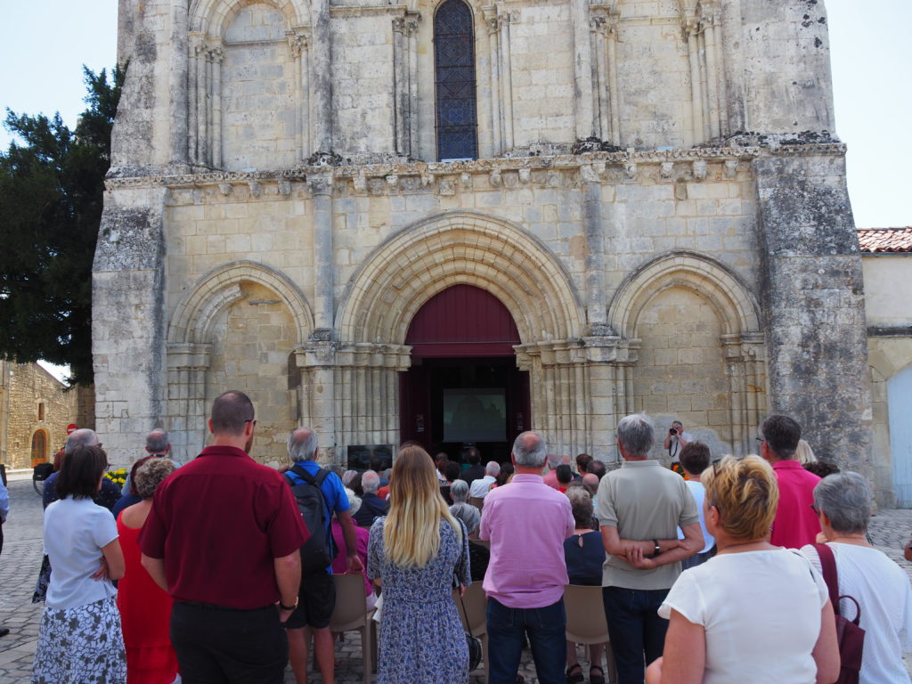 Lors de la remise du label "Ville et Métiers d'Art " organisée sur le parvis de l'église de Saint Savinien