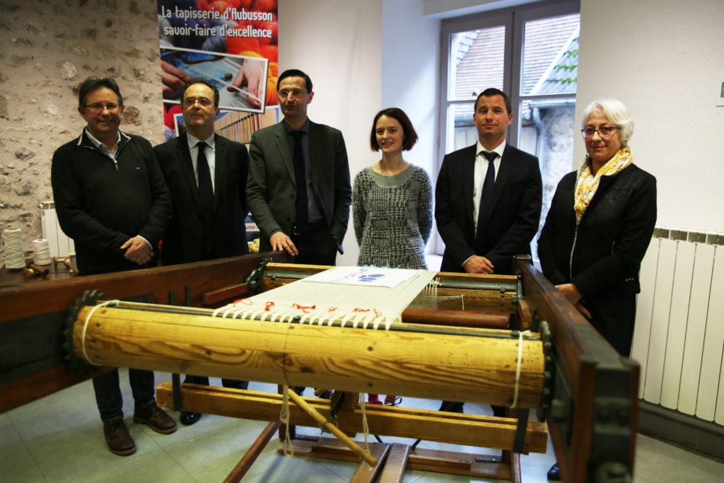 De g. à dr. : Gilles Pallier, Président de l'Office de Tourisme Aubusson-Felletin, Christophe Poissonnier, Jean-Claude Léger, Oriane Masson-Brage, lissière de la Maison du Tapissier, Maxence Den Heijer, Sous-Préfet, Nicole Pallier, Conseillère départementale