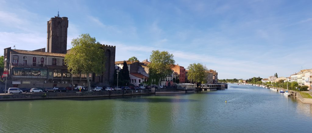 Les quais de la ville d'Agde avec vue sur la tour-clocher de la Cathédrale Saint Etienne