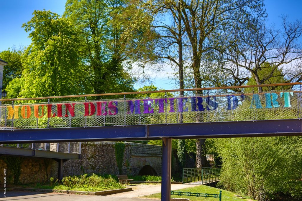 Passerelle menant à la Boutique du Moulin des Métiers d'Art · Malicorne sur Sarthe