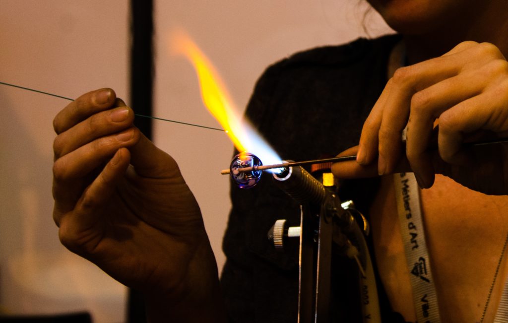 Travail du verre au chalumeau © Ville de Saint Claude