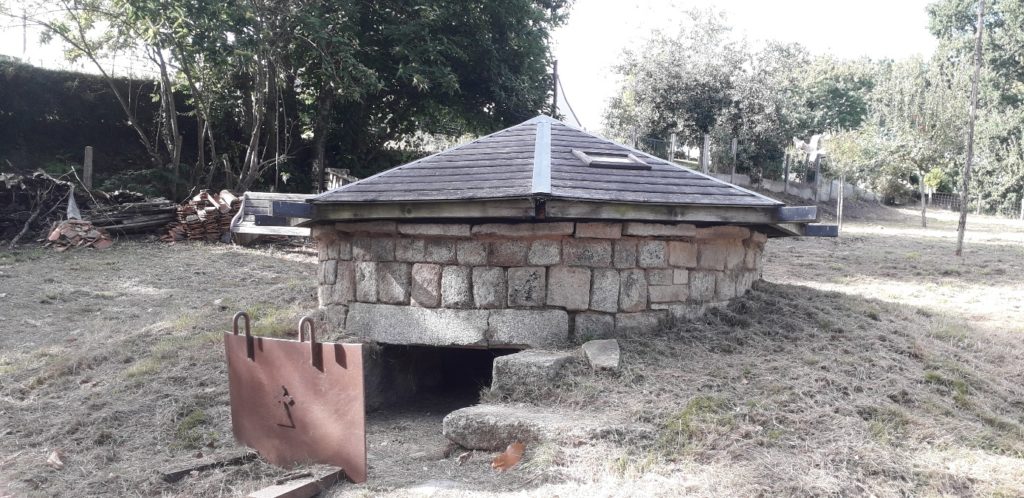 Four circulaire construit par les membres de l'association " Terres de Potiantes " au cirque des Lises à Saint Jean la Poterie