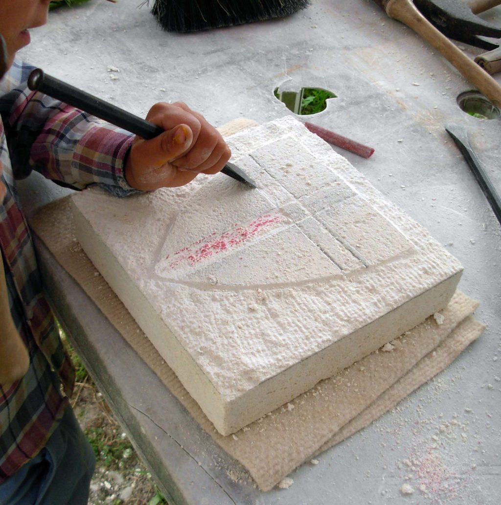Atelier sculpture sur pierre avec Pierre Carcauzon © Pierre Carcauzon