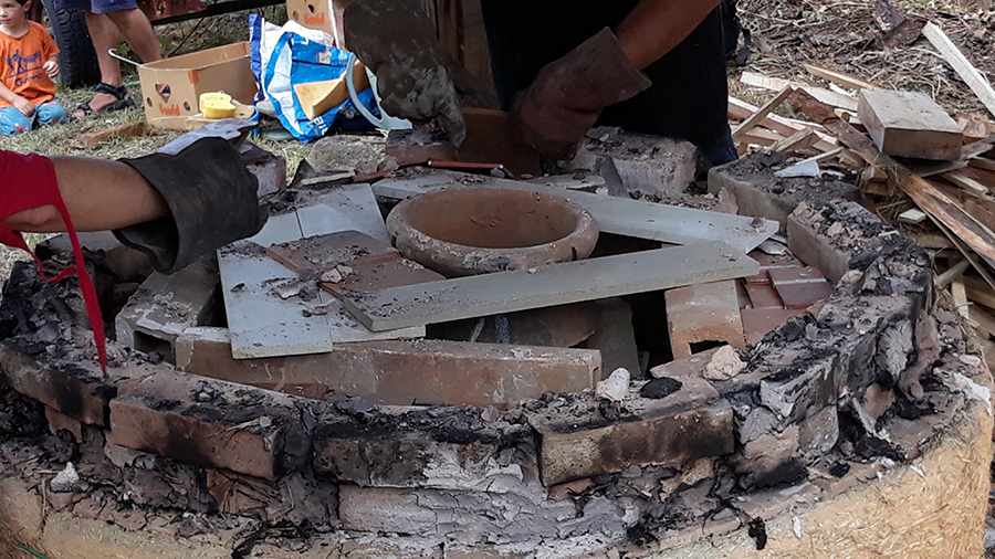 Reproduction d'un four de cuisson antique construit il y a plusieurs années sur le site archéologique Gallo-romain La Graufesenque