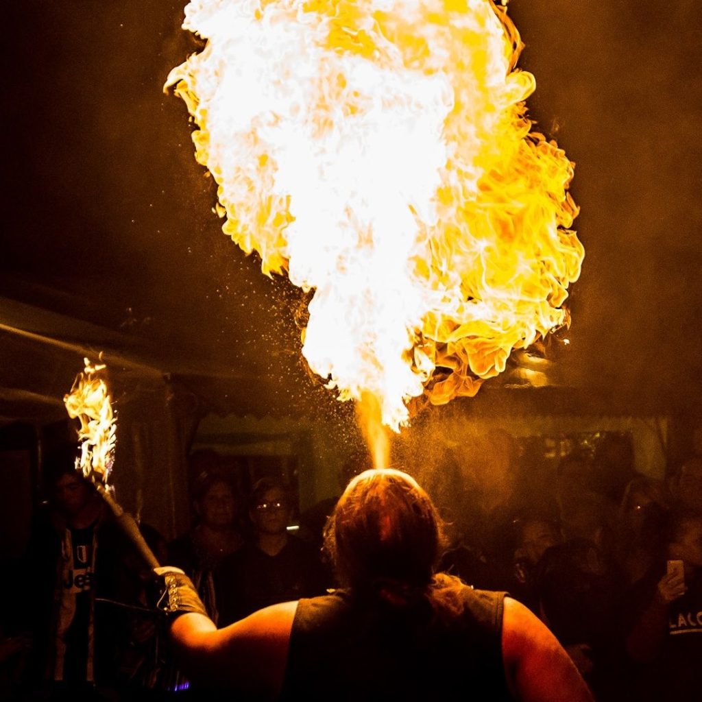 Jongleur de feu pendant l'évènement " Les Arts du Feu " à Turquant