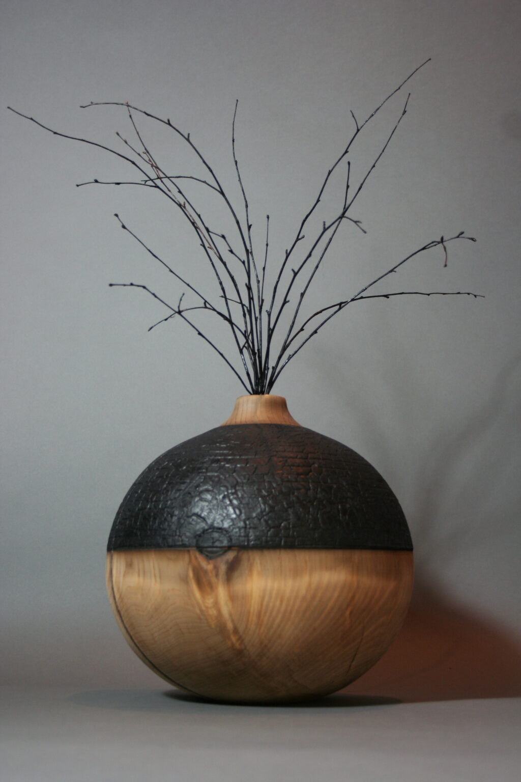 Natacha Heitz - Vase boule Pin cembro ©Le Bois dYlva