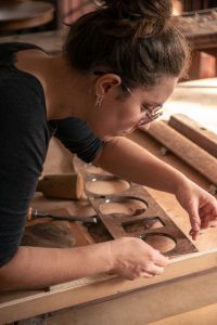 Annaelle Beautes - restauratrice de mobilier - rabotage d'une section de chataignier - L'Atelier aux 4 mains ©Jason Elmoznino